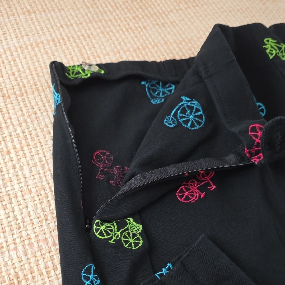 Coldwater Creek Black Capri Pants Multicolor Bicycle Print Stretch Size 14 - Picture 6 of 9